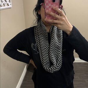 100% Cashmere chevron/herringbone 19”x12” Black & White Infinity Loop Scarf Wrap